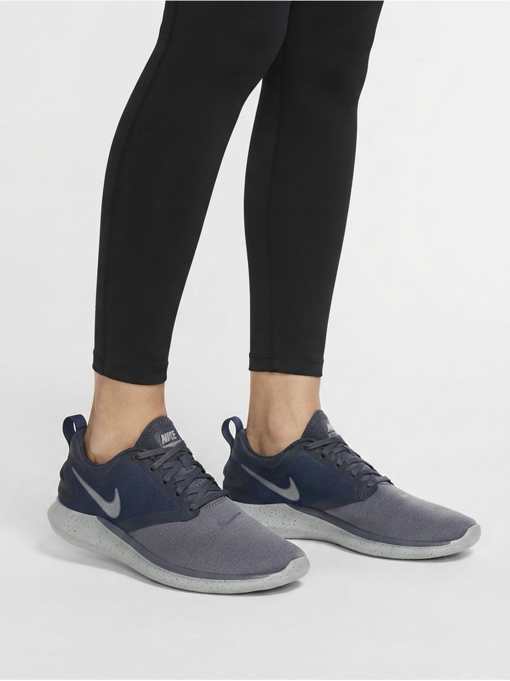 [Nike] Womens Navy Lunar Solo Shoes